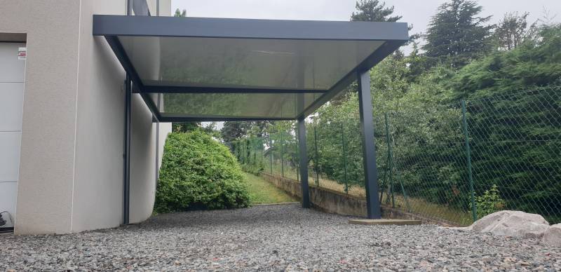 Carport adossé 5x4m, structure gris anthracite et toiture autoportante blanche à Charbonnière les Bains