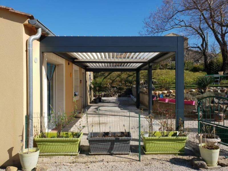 Augmenter la superficie abritée de sa terrasse avec notre pergola bioclimatique et protéger son mobilier extérieur