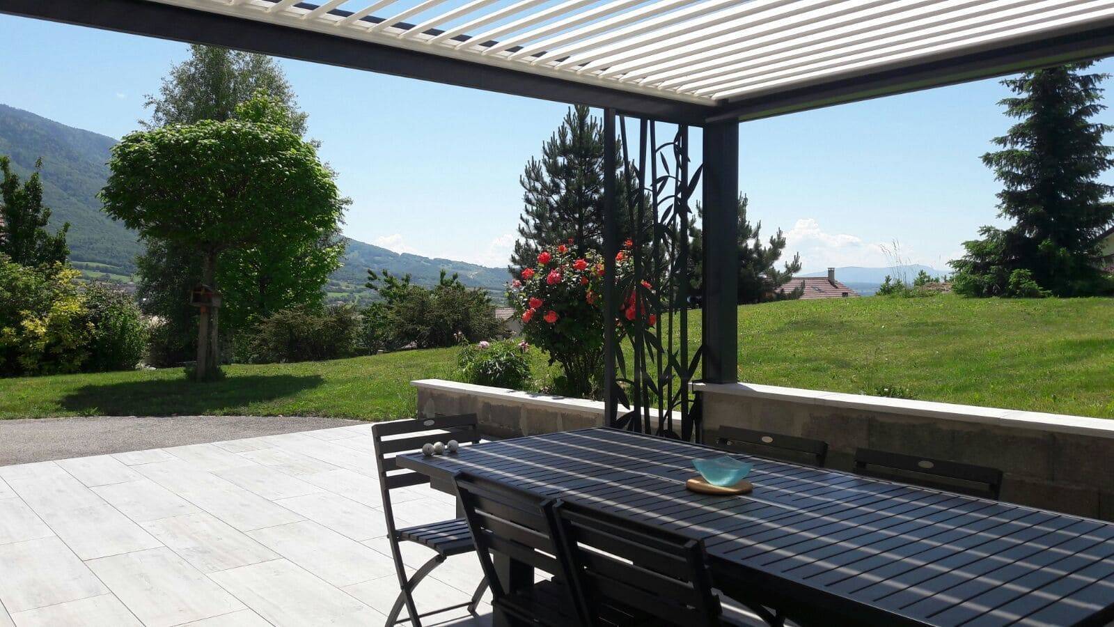 Incorporation d'un claustra décoratif en aluminium gris anthracite sur une pergola à lames orientables