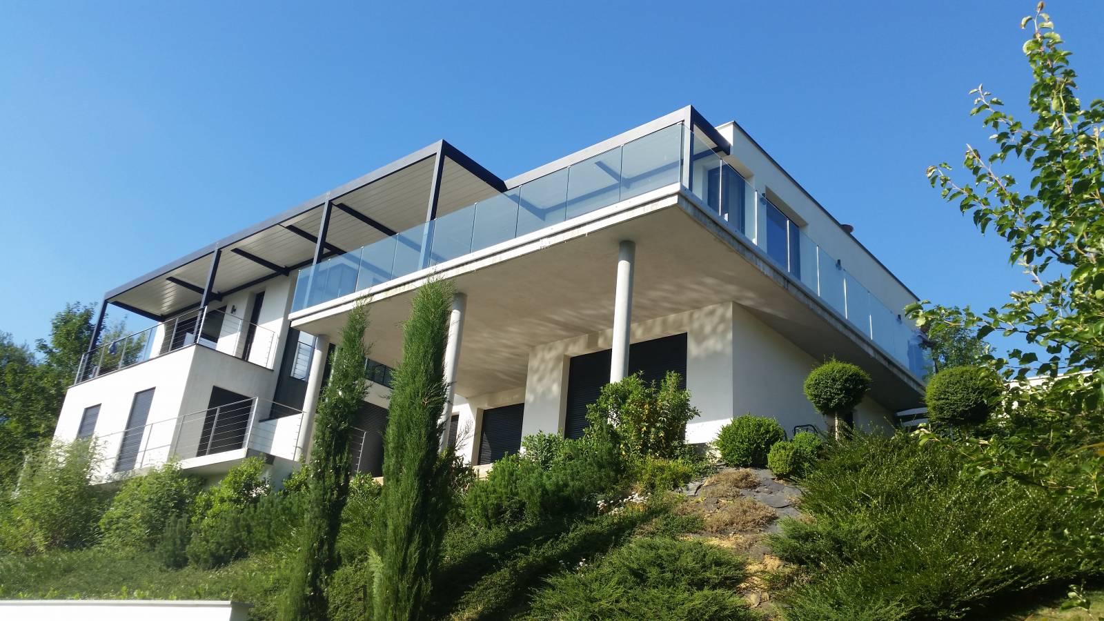 Pergola sur mesure adossée bioclimatique à lames orientables en aluminium 12x4m dans le 69