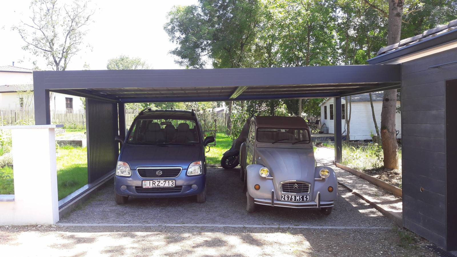 ABRI VOITURE CARPORT TOIT PLAT - STRUCTURE ALU ET TOITURE PARECLOSÉE EN ALUMINIUM