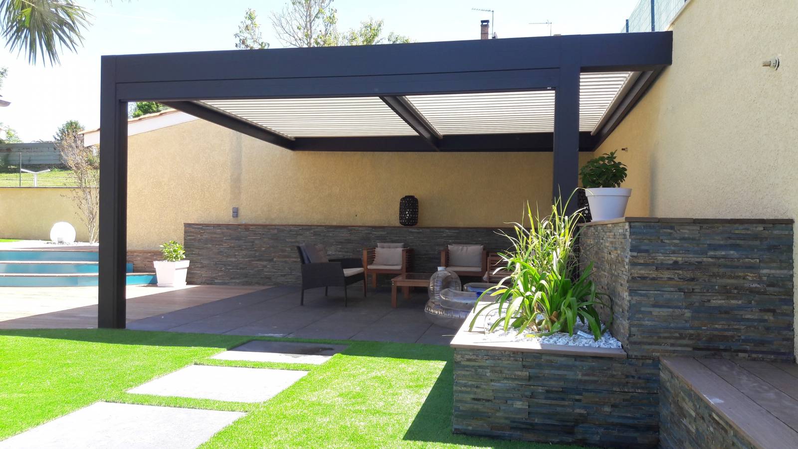 Pergola bioclimatique RAL 1247 lyon