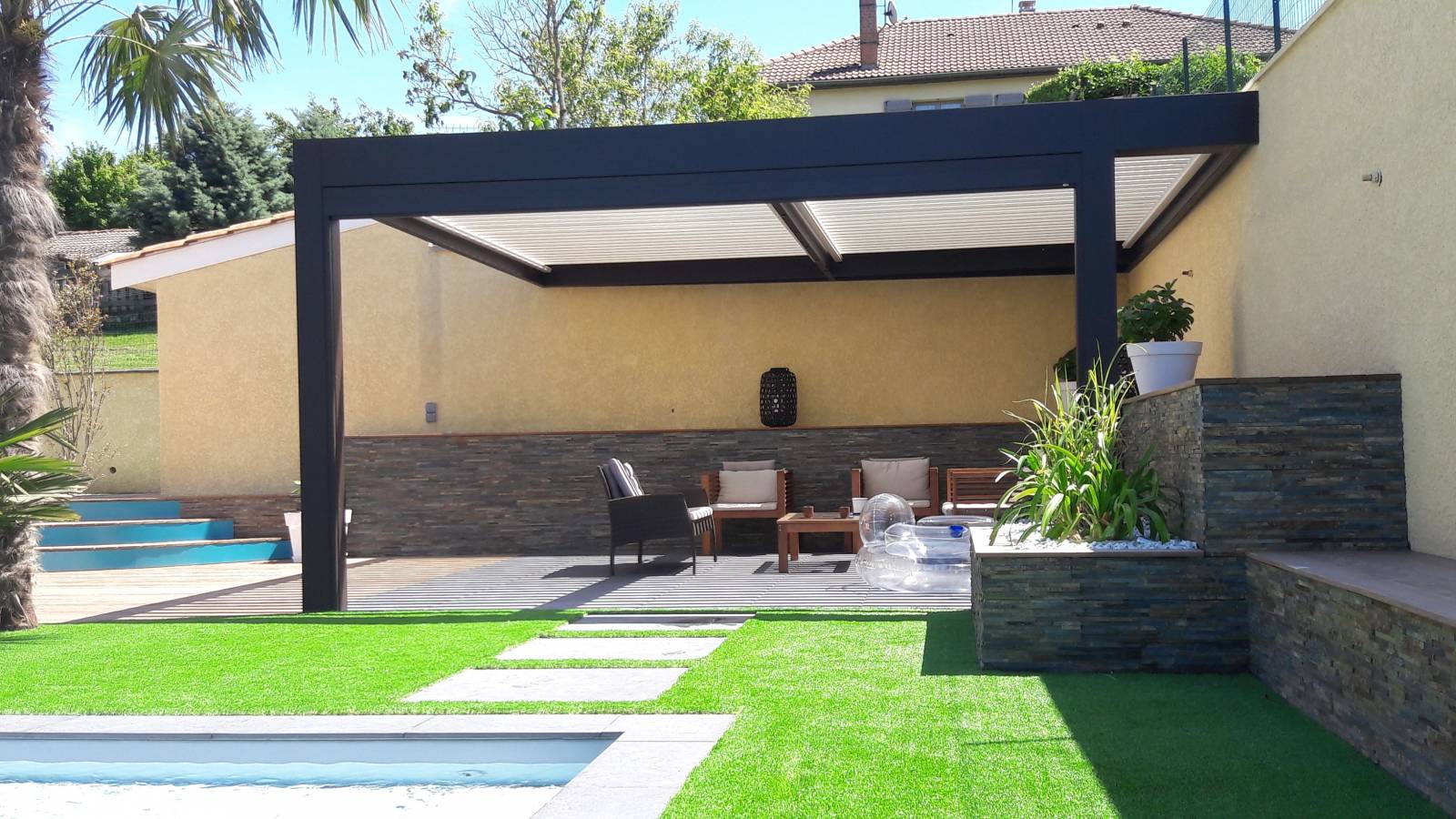 Y.M - Pergola bioclimatique à Chaponnay