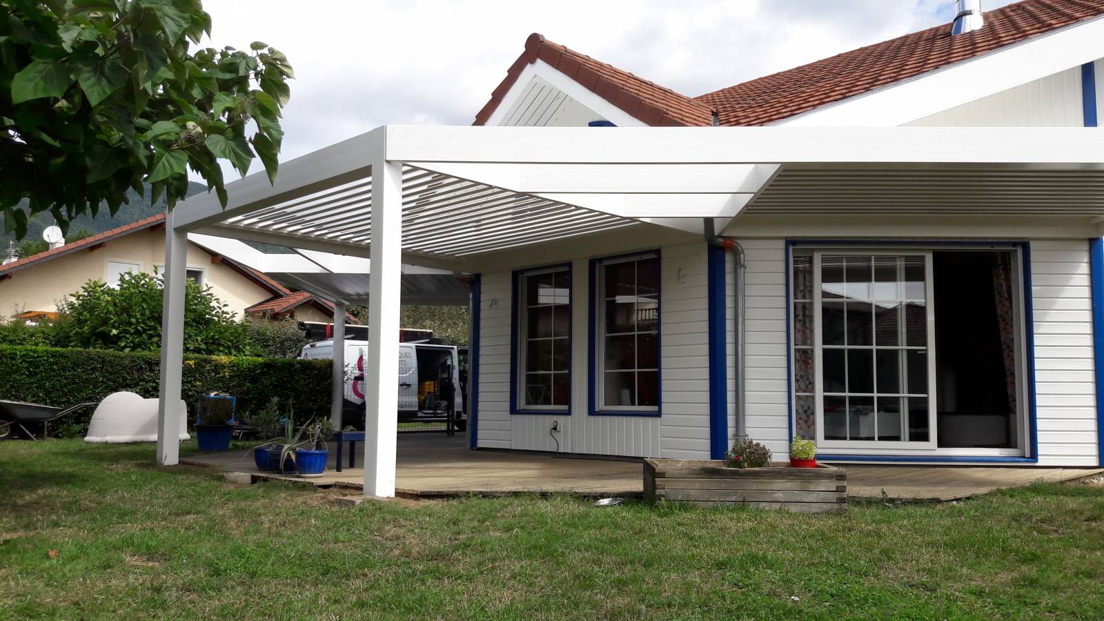 Réalisation sur-mesure d'une pergola bioclimatique plusieurs modules atypiques sur la commune de SERGY (01)