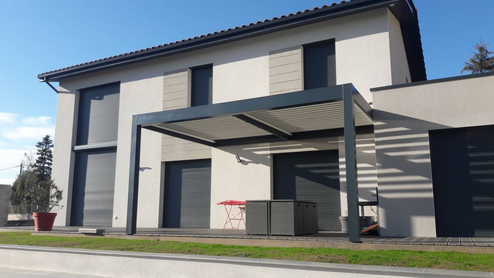 adossée à la façade