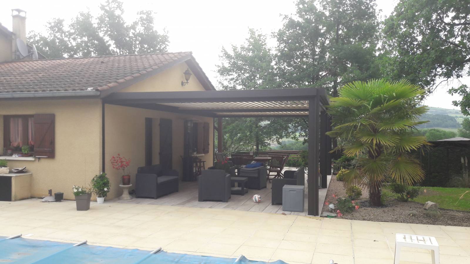 Réalisation d'une pergola bioclimatique avec couleur sur mesure - L'ARBRESLE (69)