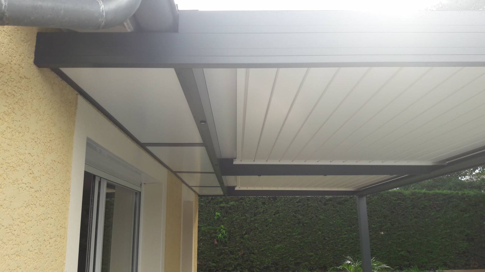 Pergola bioclimatique à lames orientables réalisée sûr-mesure  - GUEREINS (01)