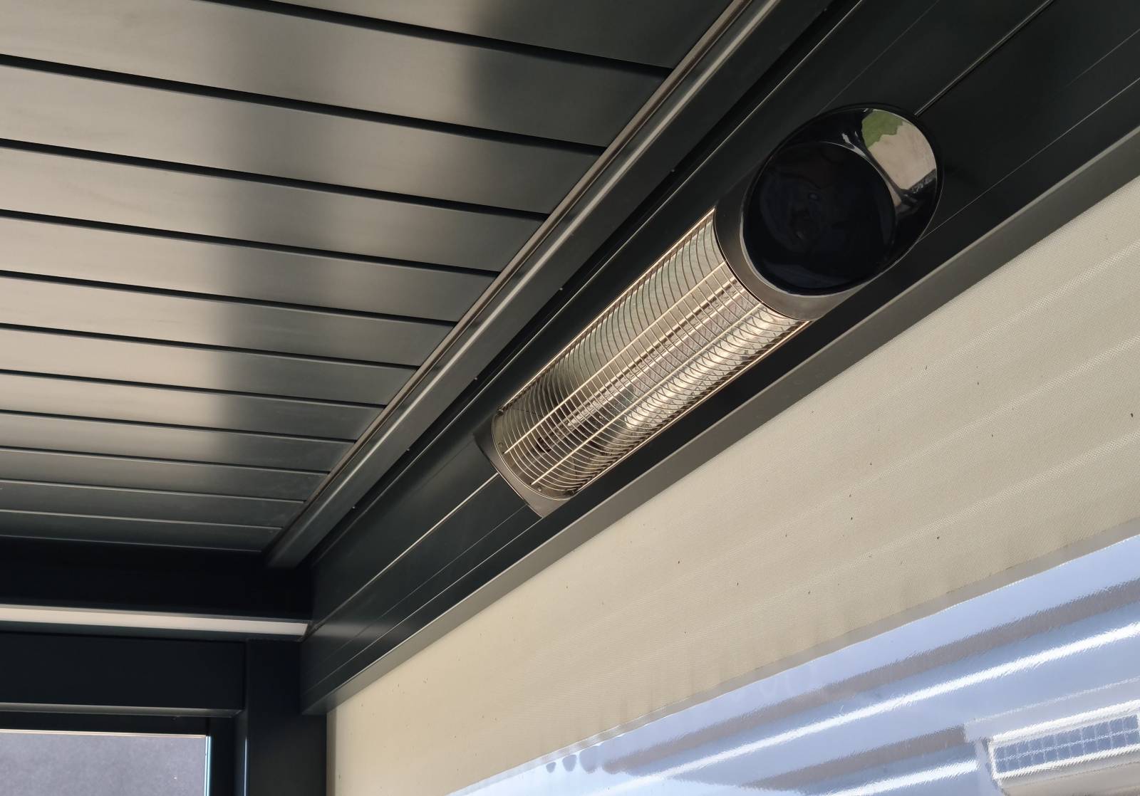 Chauffage rayonnant mural design pour pergola en aluminium à lames orientables