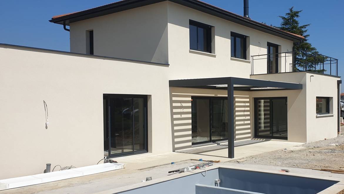Installation d'une pergola bioclimatique en aluminium, de couleur grise anthracite. à Belleville en Beaujolais
