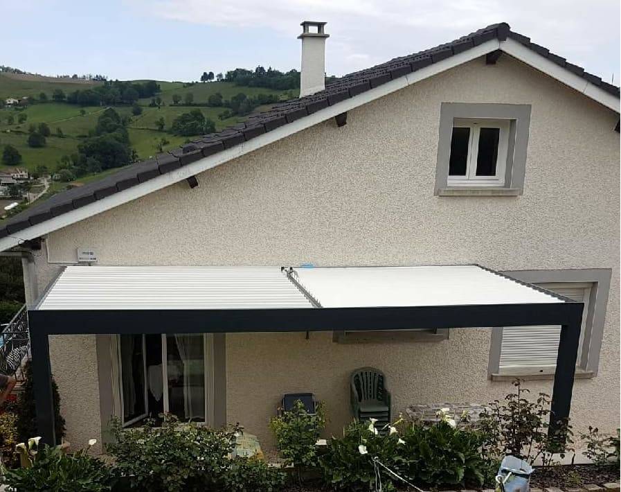 Pergola bioclimatique à lames orientables sur la commune de Sorbier dans le département du 42