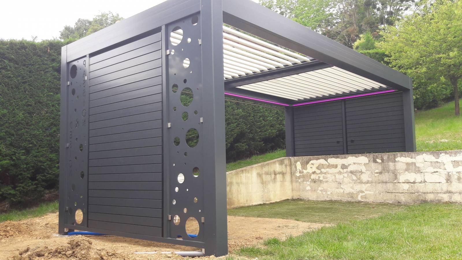 Installation de deux panneaux décoratifs en aluminium encadrant un kit brise-soleil orientable