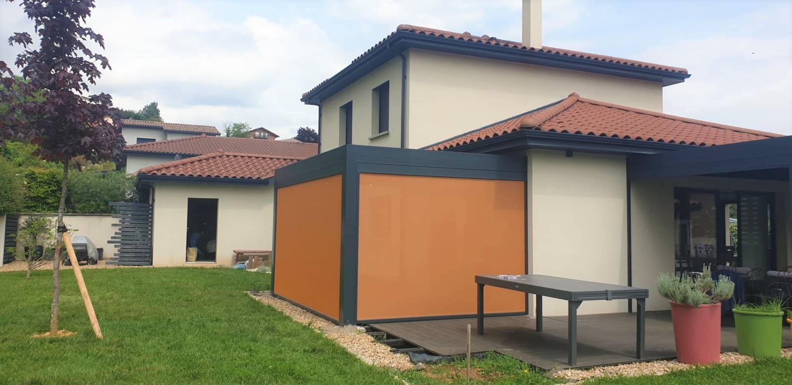 Pergola bioclimatique 5x3m et ses 2 stores couleur GREY/GOLD, Gleizé 69