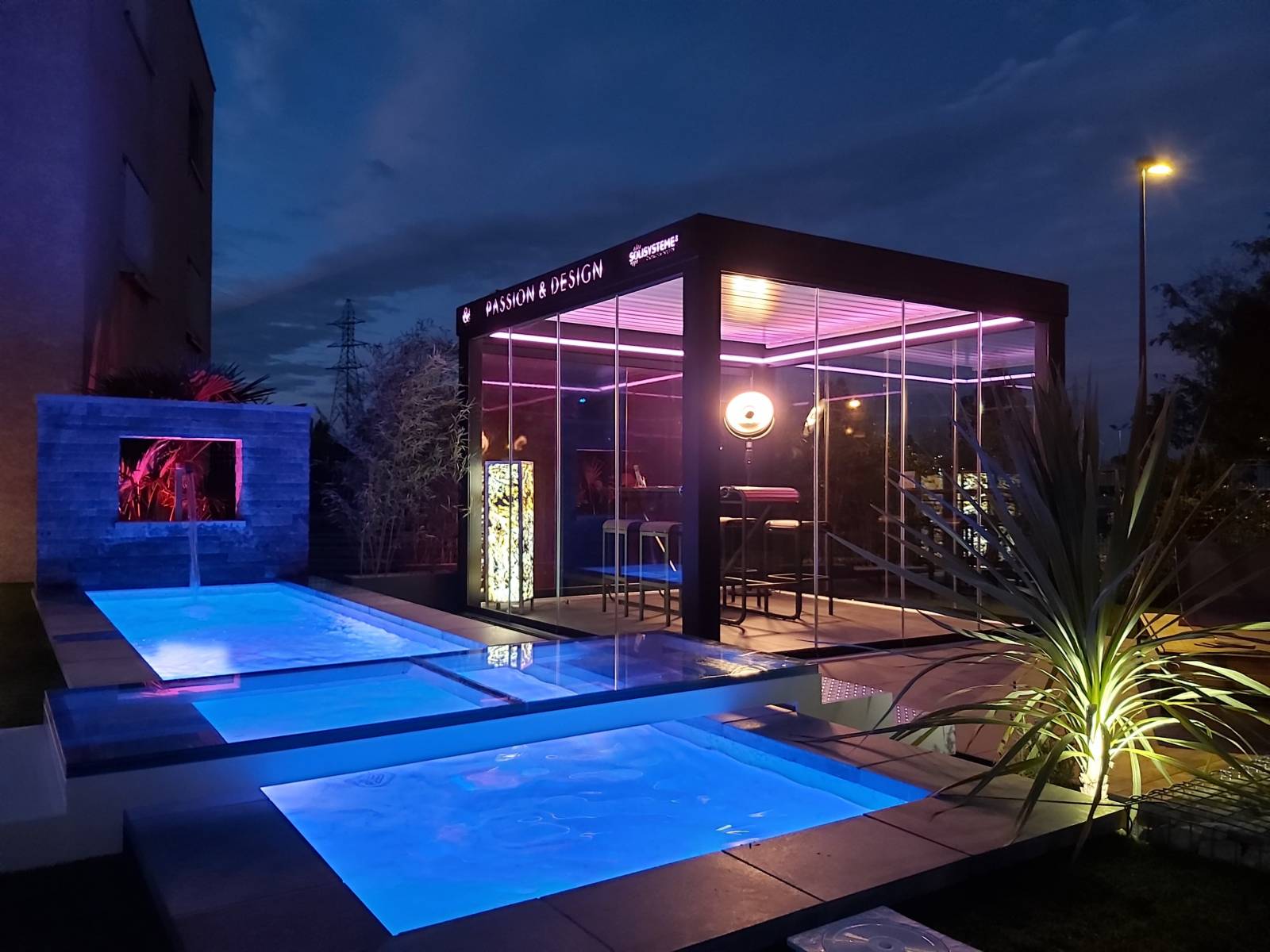 Pergola bioclimatique modèle ELEGANCE 4x4m avec capot extérieur personnalisé et vitrage périphérique