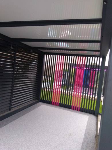 fermeture aérée carport showroom pergola bioclimatique