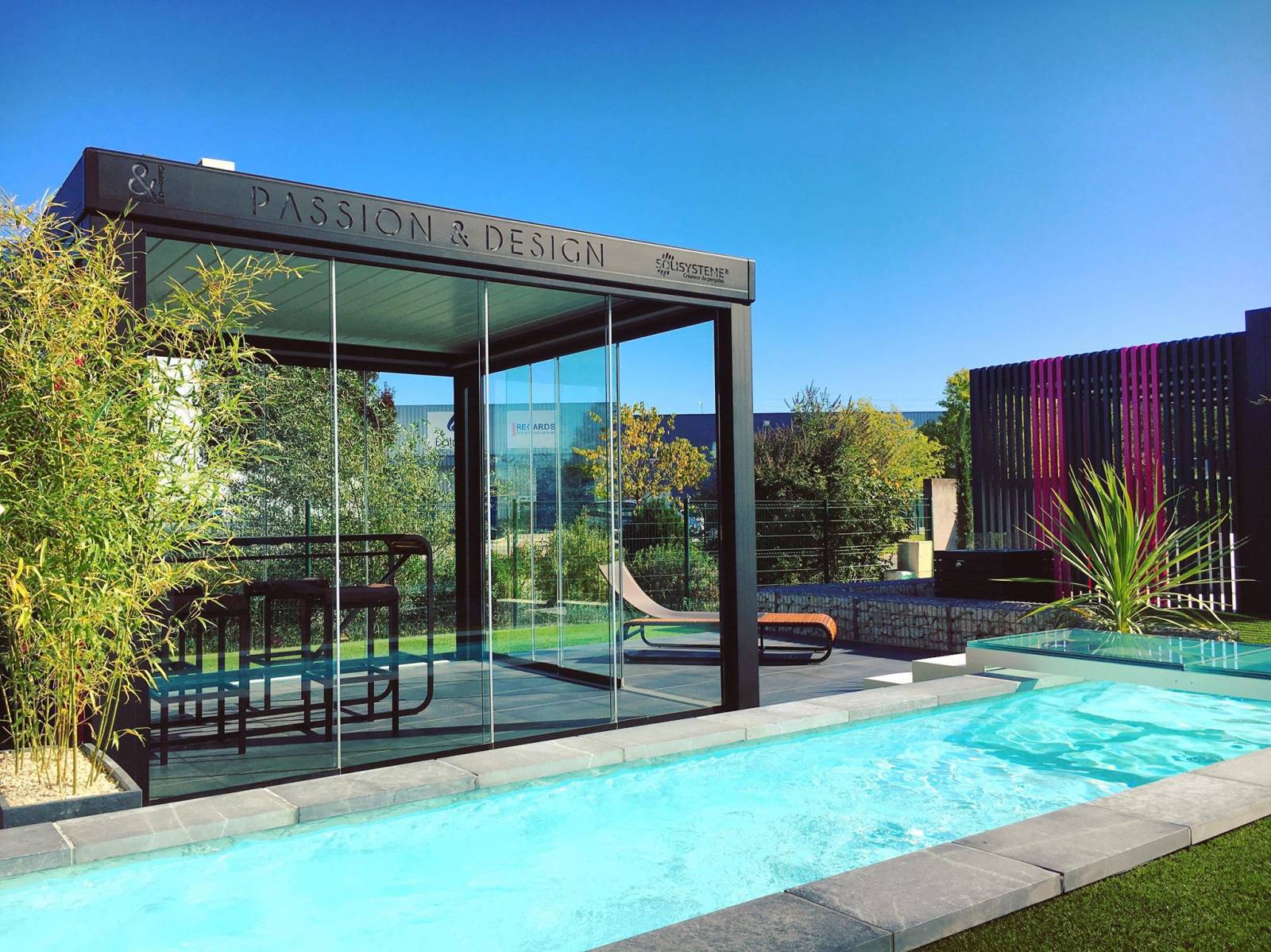 Pergola autoportée à lames orientables gris anthracite en aluminium avec parois vitrée coulissante 5x4m sur mesure à VILLEFRANCHE SUR SAONE