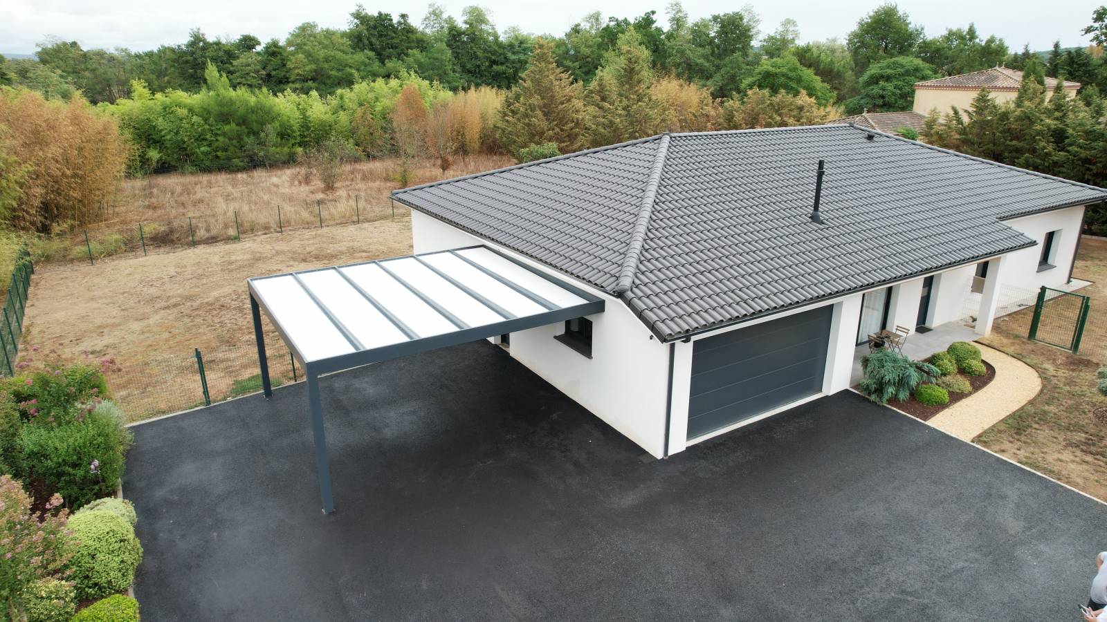 ABRI VOITURE CARPORT TOIT PLAT - STRUCTURE ALU ET TOITURE PARECLOSÉE EN ALUMINIUM