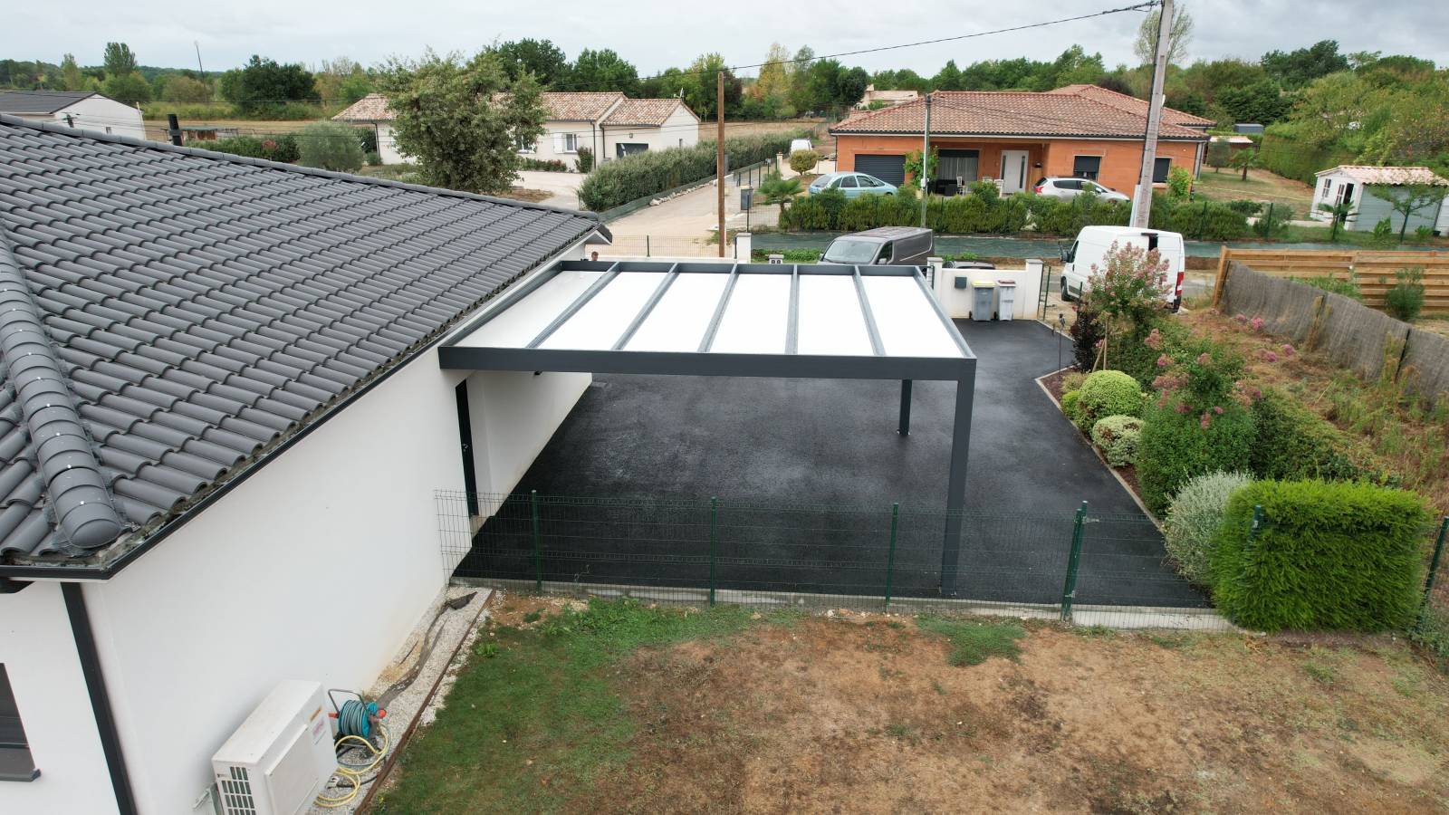 ABRI VOITURE CARPORT TOIT PLAT - STRUCTURE ALU ET TOITURE PARECLOSÉE EN ALUMINIUM