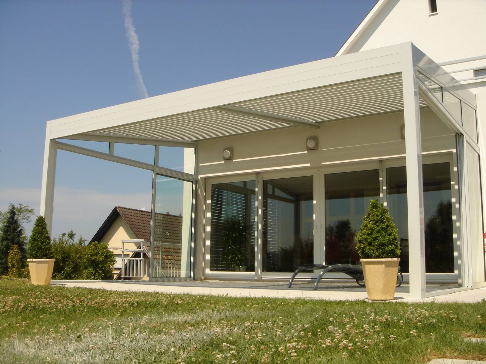 Pergola bioclimatique avec toit en pente en aluminium blanc avec lames orientables 6x4m sur mesure à VILLEFRANCHE SUR SAONE