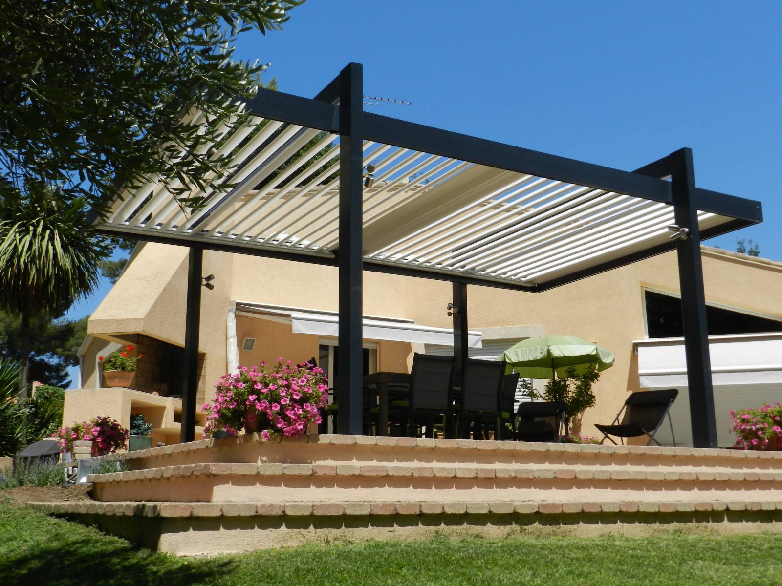 Pergola bioclimatique gris anthracite autoportée 6x3 sur mesure en aluminium à lames orientables  région Rhône Alpes Auvergne