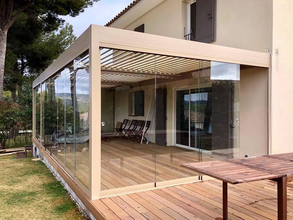 Pergola sur mesure bioclimatique avec baie vitrée en aluminium 7x4m à lames orientables  à LYON