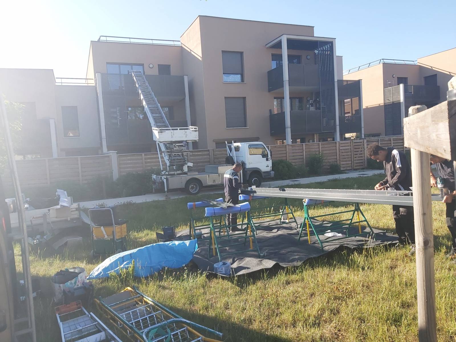 Grutage et installation d'une pergola bioclimatique en alu gris anthracite 5x2m à DARDILLY dans le 69