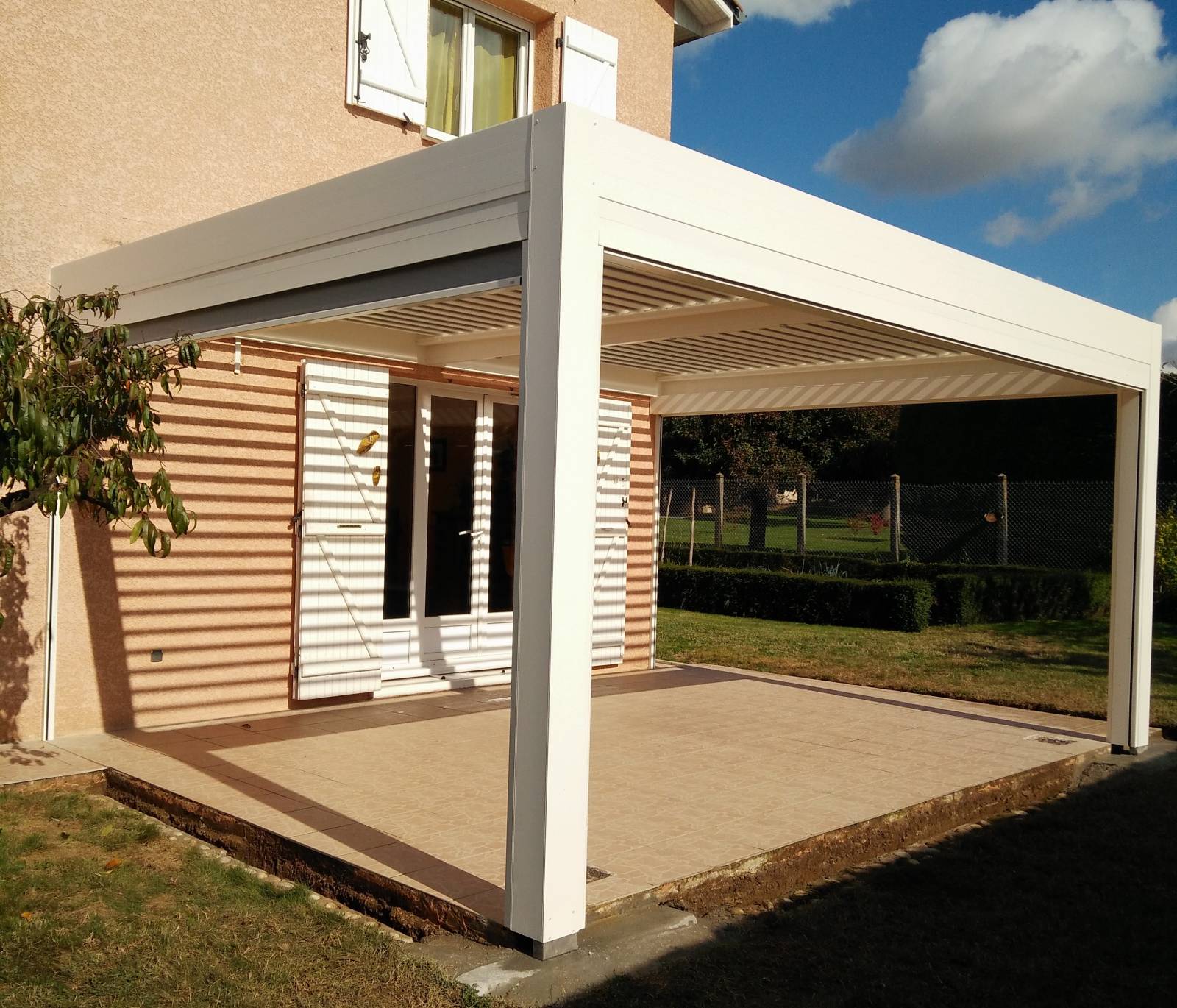 Pergola bioclimatique avec l'ombre des lames