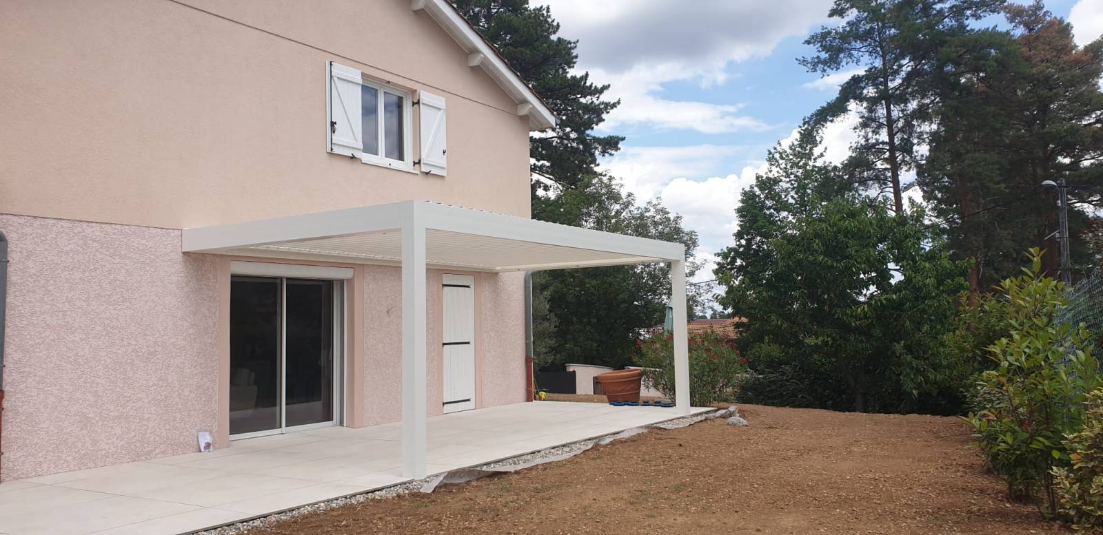 Pergola bioclimatique blanche 6m x 3.5m en région Rhône Alpes
