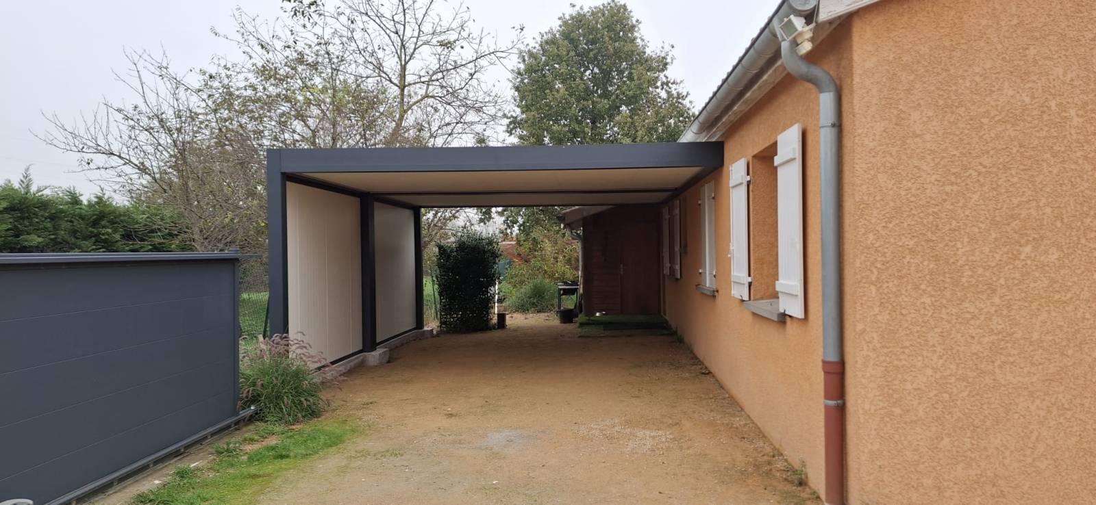 Installation d'un carport en aluminium, adossé, de 35m² avec habillages latéraux à Taponas 