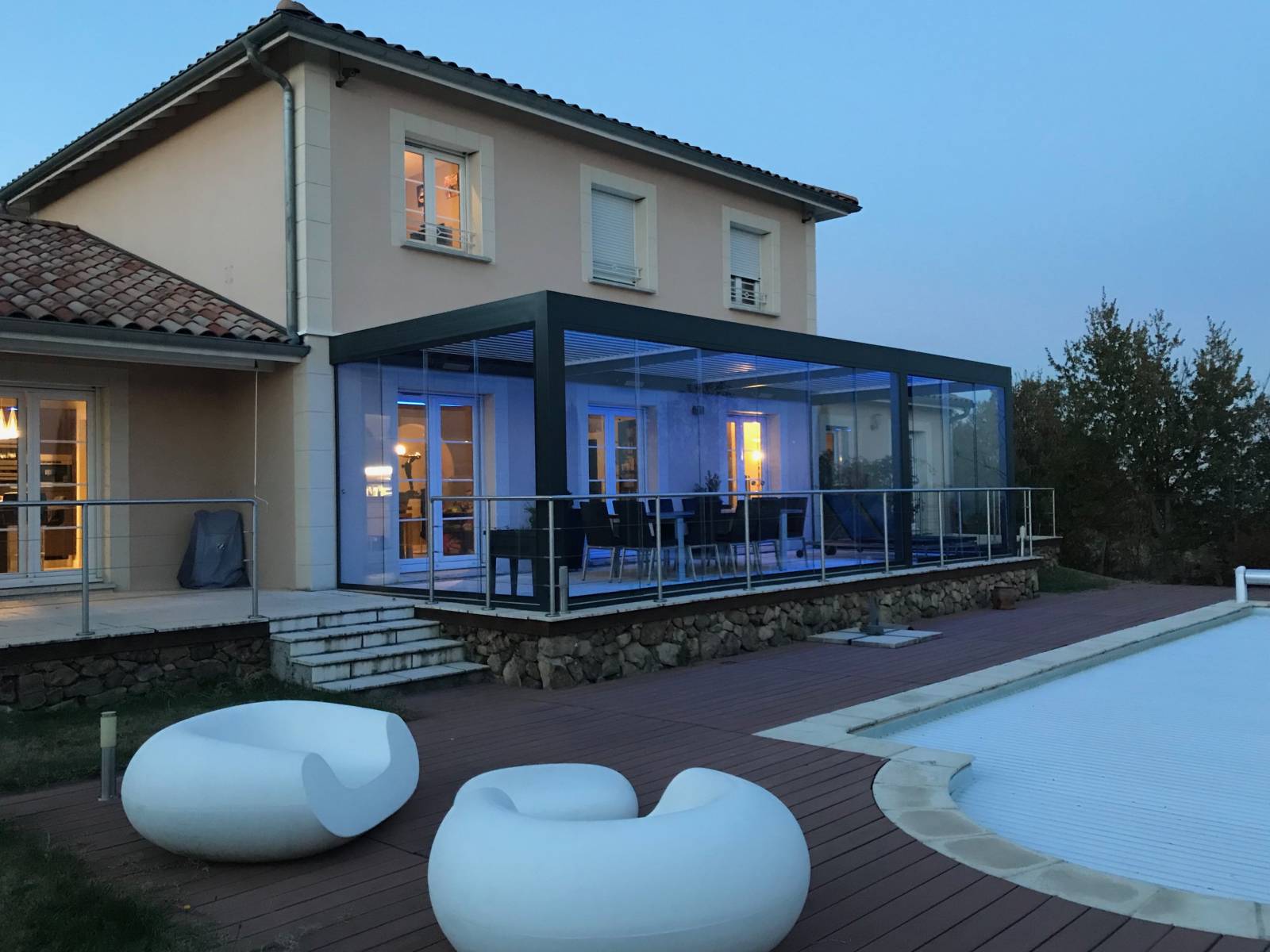 Pergola bioclimatique avec vitrages coulissant en aluminium sur mesure 7x4m à lames orientables à LYON