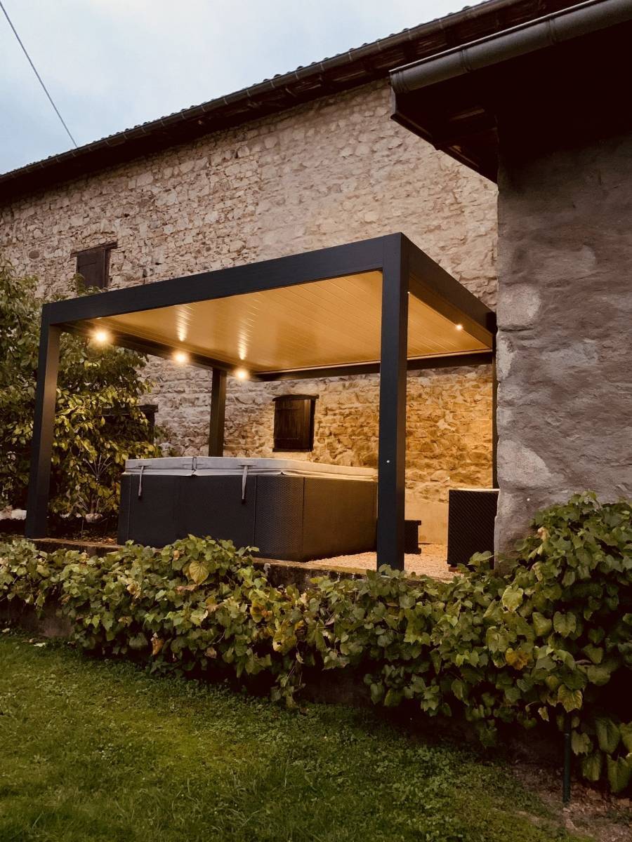 Pergola autoportée en aluminium 4x4m sur mesure. gris anthracite, dans le beaujolais