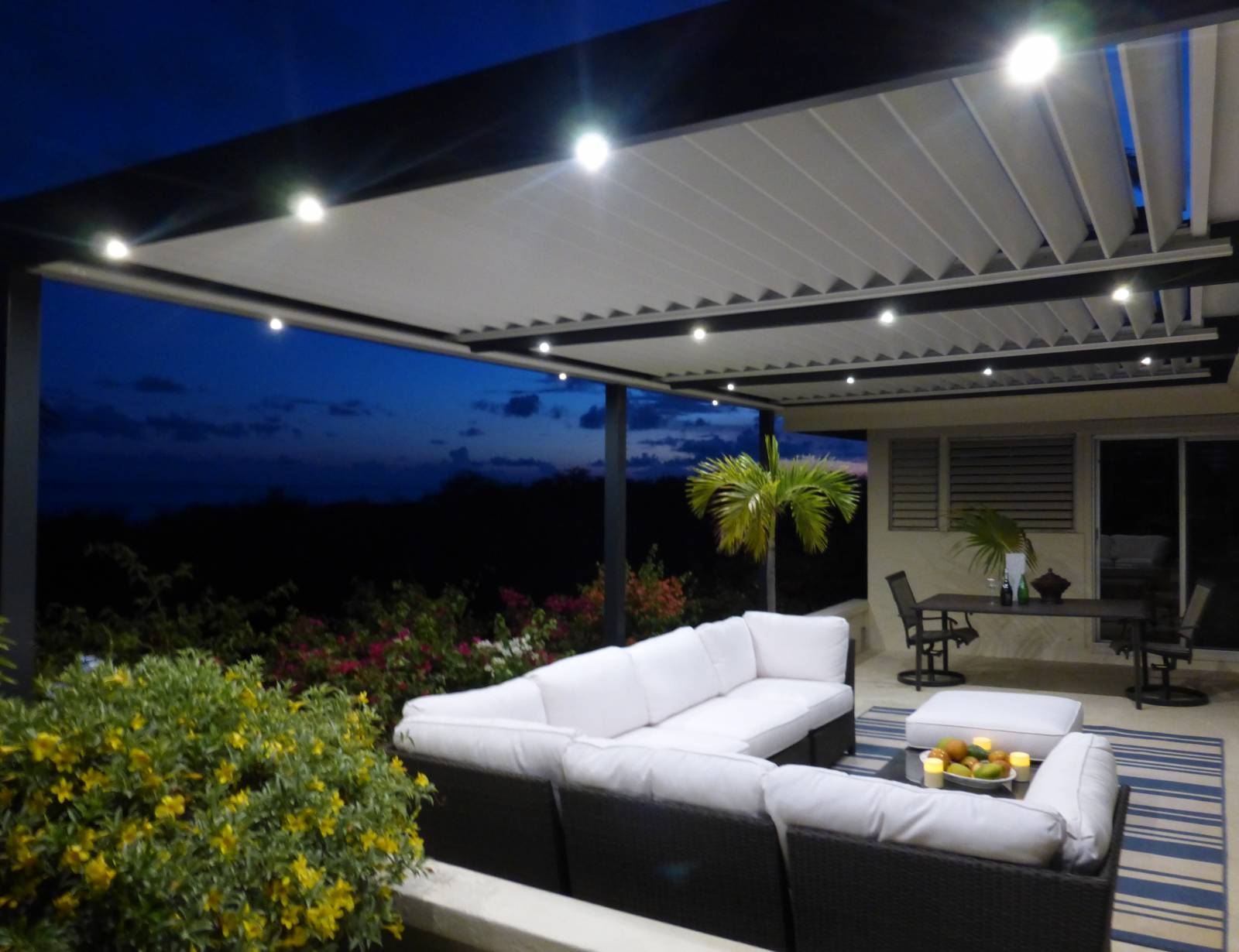 Eclairage par spots LED en applique périphérique sous poutre d'une pergola à lames orientables