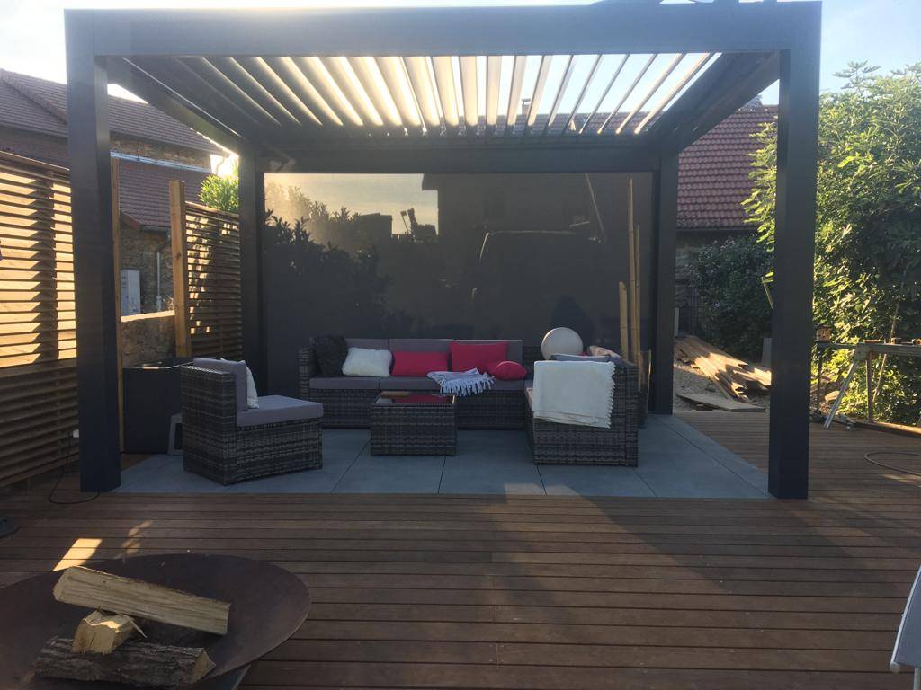 Pool House bioclimatique 4x4m autoporté coloris gris anthracite avec store vertical motorisé et éclairage LED installé à Leyrieu