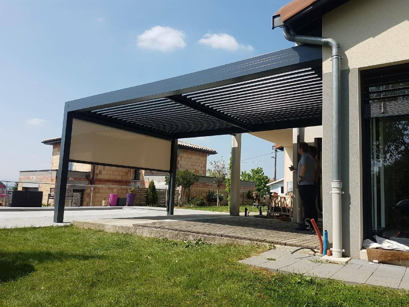 E.G. - PERGOLA BIOCLIMATIQUE À NEUVILLE SUR SAONE (69)