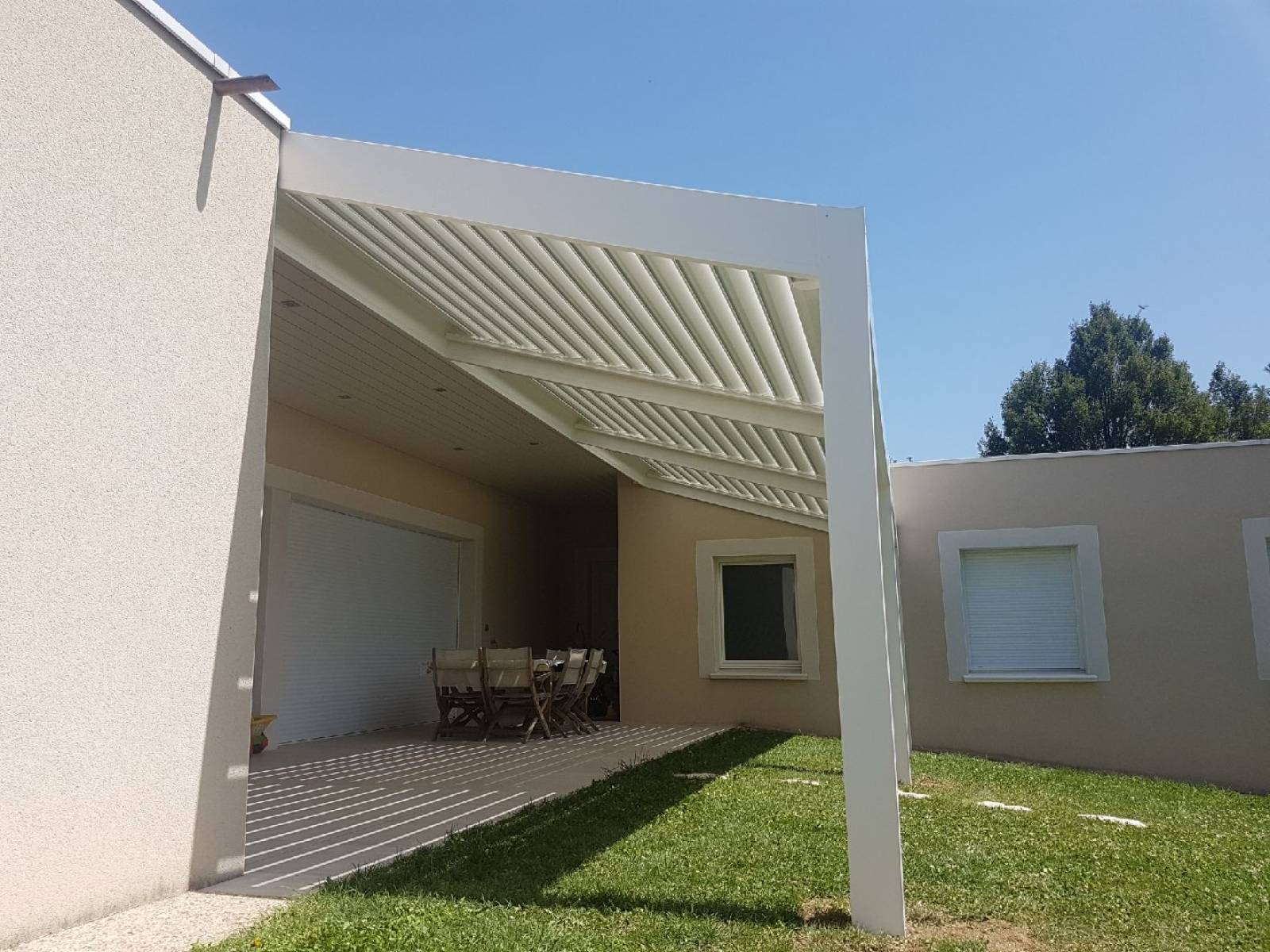 pergola blanche en pente