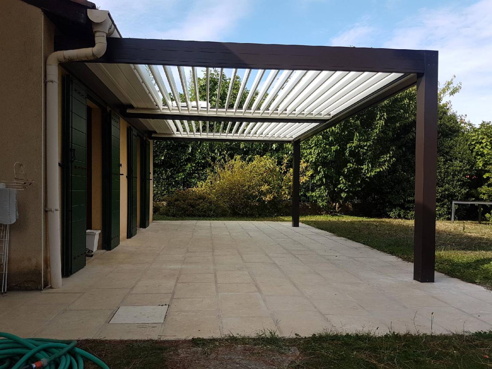 G.B. PERGOLA BIOCLIMATIQUE MONTANAY (69)