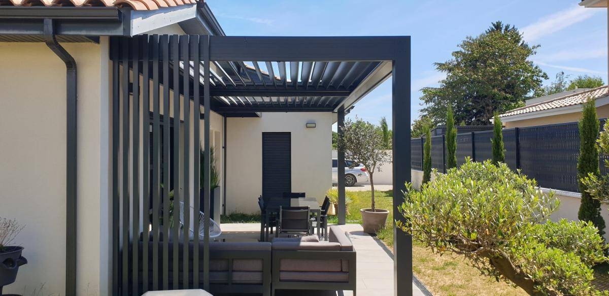 Boucliers verticaux en aluminium gris anthracite pour pergola bioclimatique adossée 7x3m gris anthracite