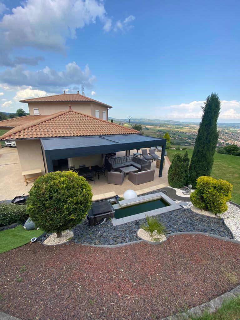 Pergola 2 modules bioclimatique, en aluminium gris anthracite en région Rhône Alpes Auvergnes 