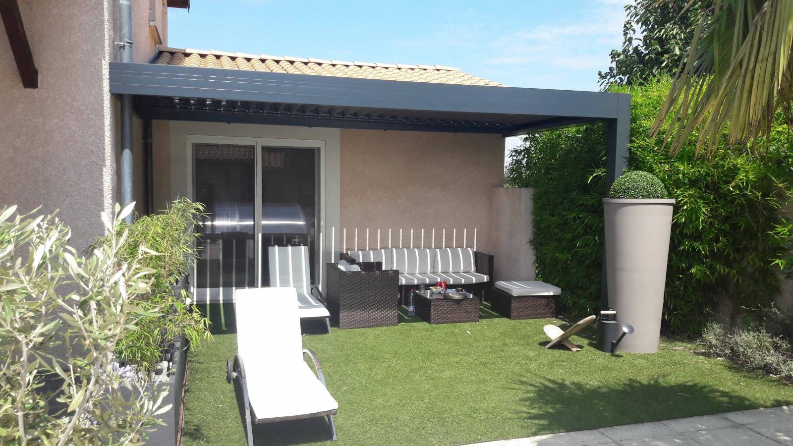 Pose pergola gris anthracite bioclimatique en aluminium 5x3 à Saint Laurent de Mûre