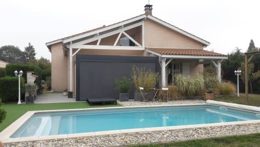 Structure grise RAL 7016 et lames blanches RAL 9010 pour agrandir la terrasse - BRINDAS (69)