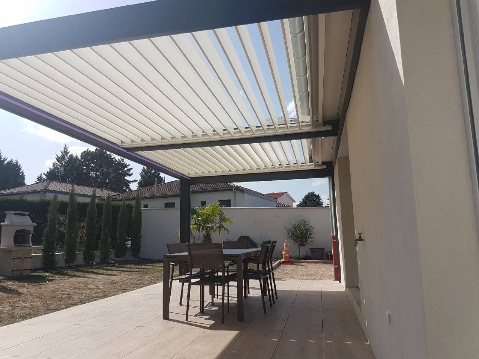 Protéger sa terrasse avec une pergola bioclimatique à lames orientables sur la commune de Civrieux d'Azergues (69)