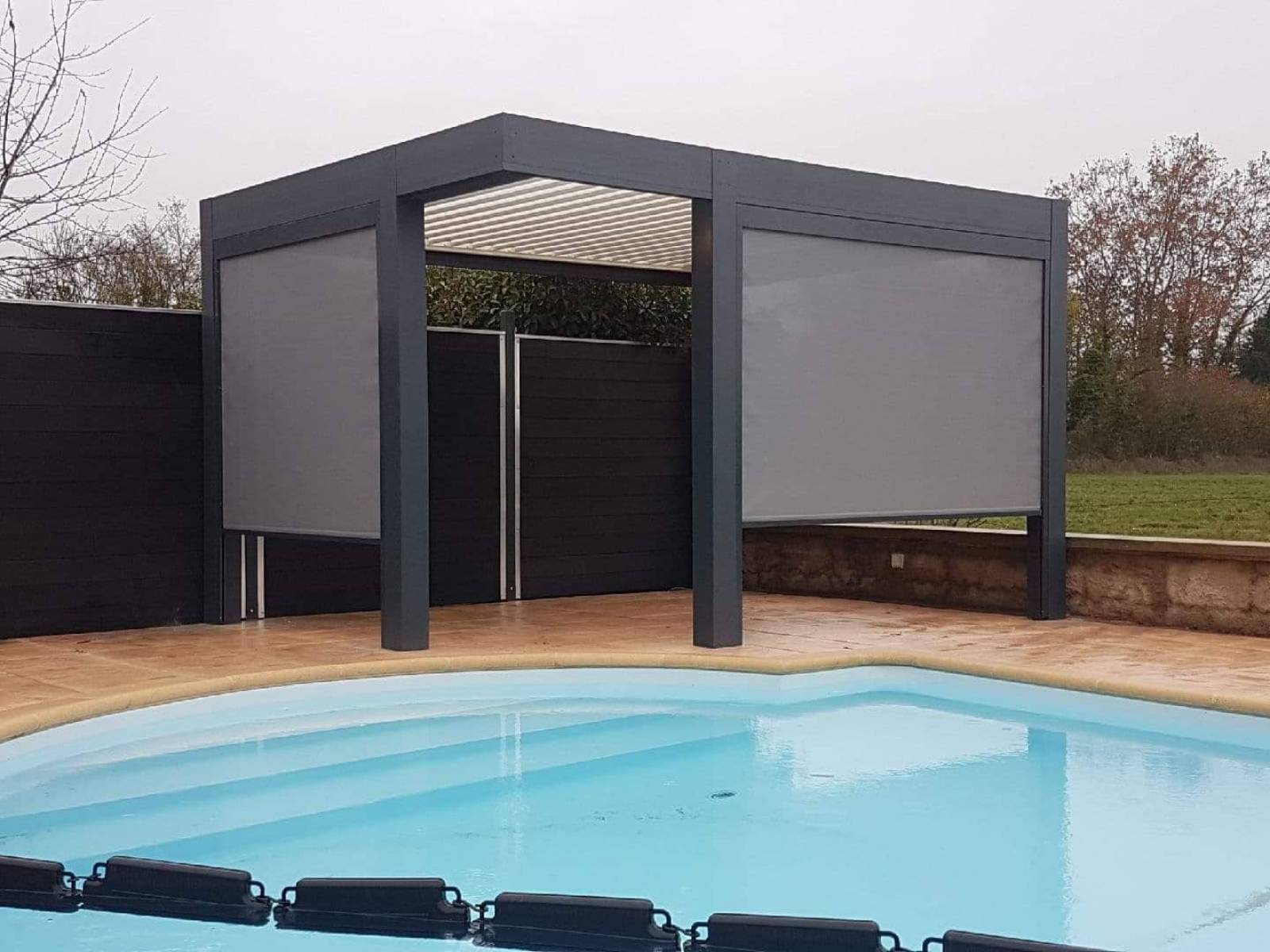 Pergola bioclimatique en îlot