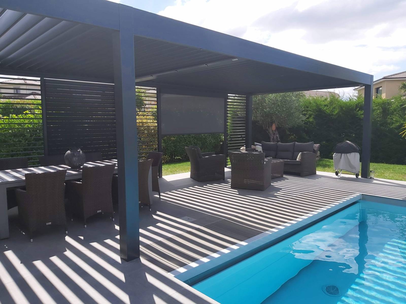 Profiter d'un espace abrité en sortant de sa piscine sous sa pergola bioclimatique en profitant d'une aération naturelle sur la commune de Villette D'Athon (38)