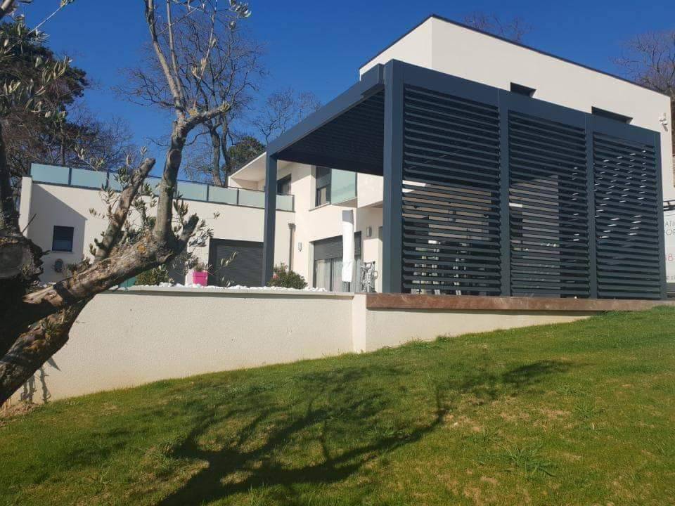 Kits brise soleil orientable en aluminium gris anthracite pour pergola bioclimatique adossée en aluminium