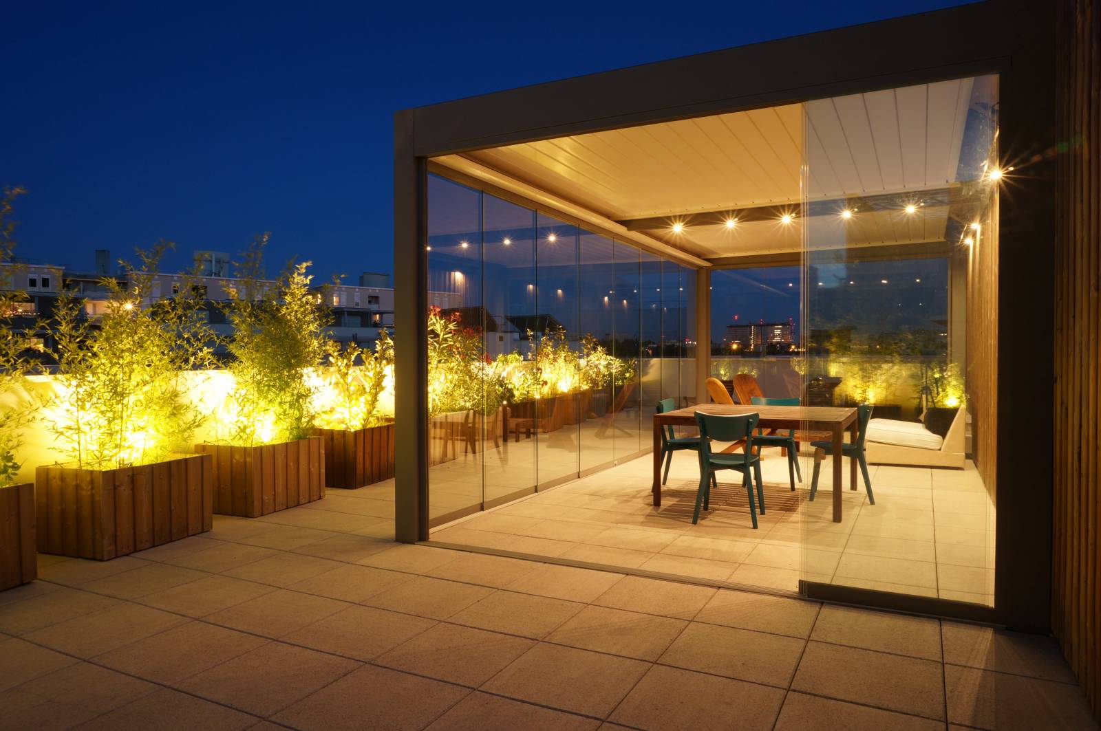 Eclairage par spots LED sous poutre centrale et sur chéneau périphérique d'une pergola vitrée