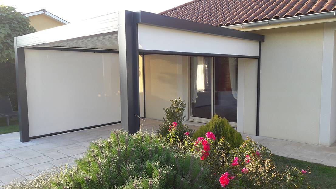 Pergola avec stores latéraux