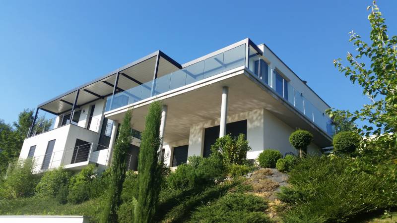 Pergola sur mesure adossée bioclimatique à lames orientables en aluminium 12x4m dans le 69