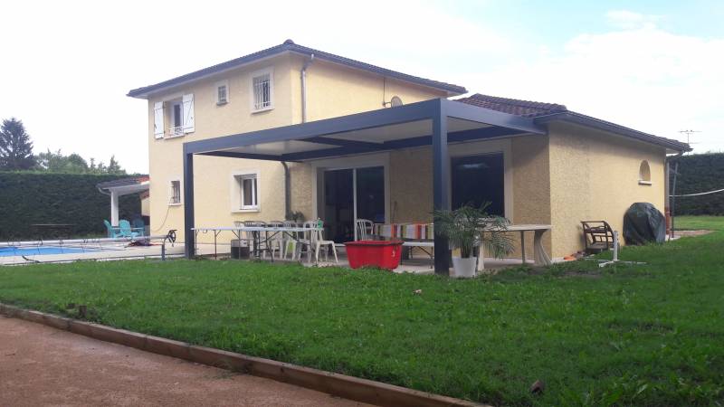 Pergola bioclimatique à lames orientables réalisée sûr-mesure  - GUEREINS (01)