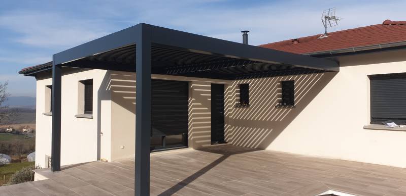Pergola bioclimatique 6x4m en aluminium et adossée avec éclairage par spot LED à intensité variable à Saint Romain de Popey dans le Rhône