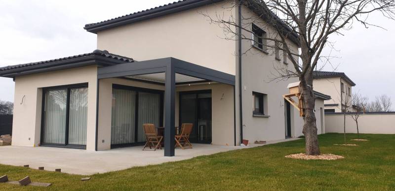 Installation d'une pergola à lames orientables 4,5x3m sur un poteau, coloris gris anthracite et lames blanches à Villefranche sur Saône