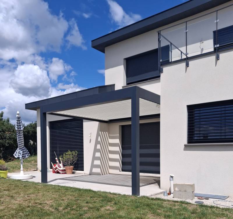 Pergola bioclimatique SOLISYSTEME gris anthracite sur mesure intégrée à la façade – Sainte-Foy-lès-Lyon